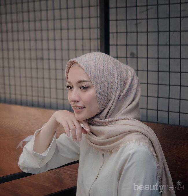 Intip Trik Pintar Menjaga Bentuk Tatanan Hijab Tetap Rapi Meskipun Kamu ...