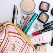 Sesuaikan Pouch Makeup Favorit Kamu Dengan Foundation Berukuran Mini Ini