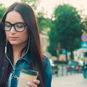 Jangan Anggap Remeh! Ini Bahayanya Jika Kamu Terlau Sering Memakai Earphone!