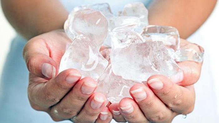 Ternyata Ini Lho Bahaya yang Akan Timbul dari Kebiasaan Mengunyah Es Batu