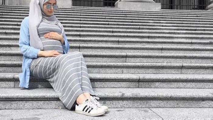 Buat para Hijabers, Tren Outfit Ini Cocok Banget Dipakai Saat Hamil