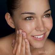 Physical Exfoliation VS Chemical Exfoliator! Mana Paling Cocok Menghilangkan Bekas Jerawat?
