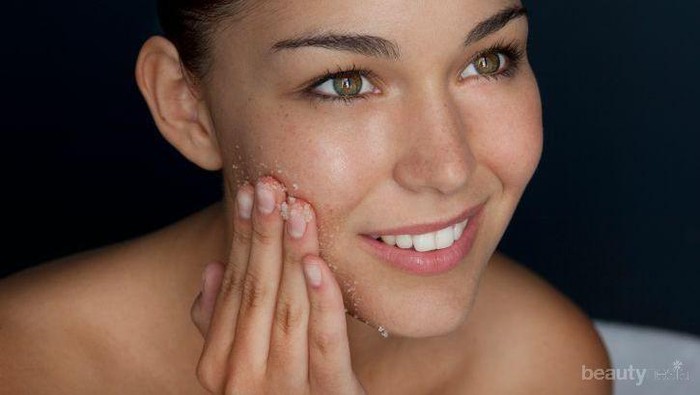 Physical Exfoliation VS Chemical Exfoliator! Mana Paling Cocok Menghilangkan Bekas Jerawat?