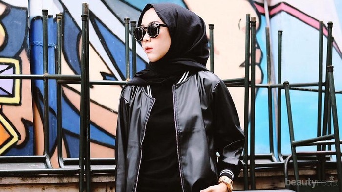Hijabers Juga Bisa Tampil Stylish dan Fashionable dengan Mix and Match Jaket Seperti Ini!