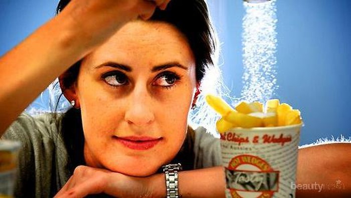 Mau Kulit Cantik? Hindari Makanan Ini!