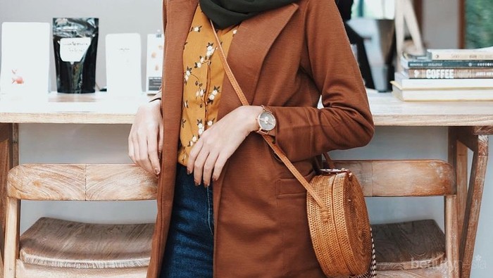 Begini Cara Pakai Outfit Double-Double Biar Enggak Gerah dan Tenggelam