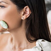 Jade Roller : Tren Perawatan Kecantikan dan Kesehatan Kulit Wajah dengan Facial Batu Giok
