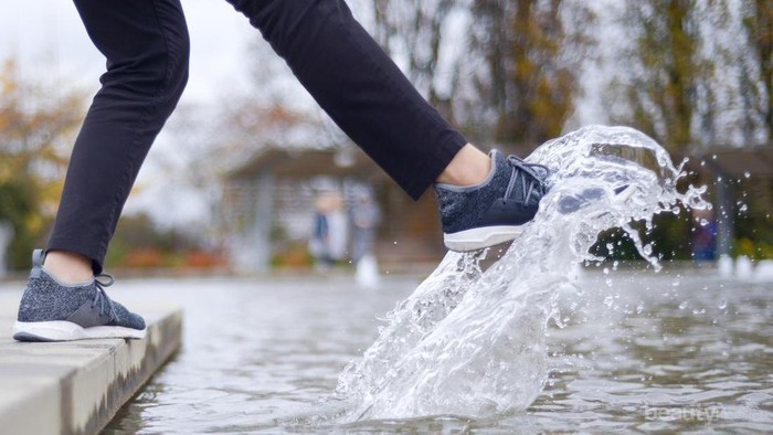Sepatu Basah Kena Hujan? Agar Tak Bau, Atasi Saja dengan Cara Ini