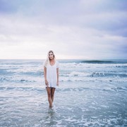 Tak Melulu Bikini, 5 Outfit Simple Ini Stylist Buat ke Pantai!