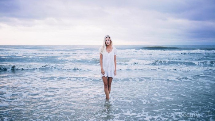 Tak Melulu Bikini, 5 Outfit Simple Ini Stylist Buat ke Pantai!