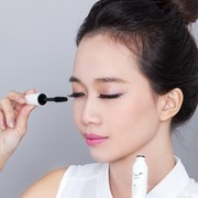 Wah, Ternyata Bentuk Brush Pada Maskara Punya Fungsi yang Beda-beda Lho!