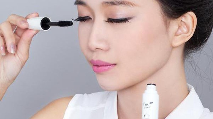 Wah, Ternyata Bentuk Brush Pada Maskara Punya Fungsi yang Beda-beda Lho!