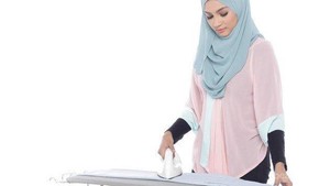 Ladies, Yuk Ketahui Tips dan Trik Menyetrika Hijab yang Benar Supaya Enggak Mudah Rusak!
