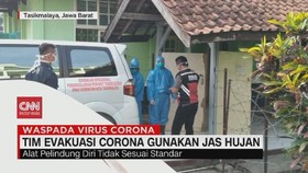 VIDEO: Tim Evakuasi Corona di Tasikmalaya Gunakan Jas Hujan