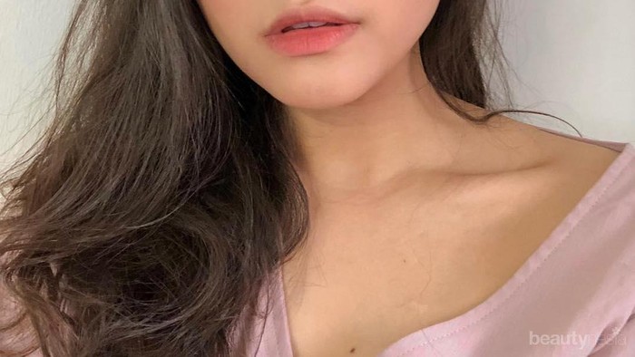 Tips Mengaplikasikan Liquid dan Powder Highlighter untuk Tampil Glowing