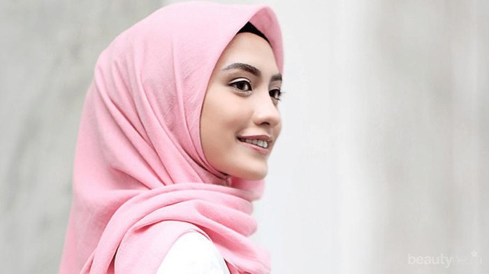 Jangan Langsung Bete, Ini Cara Praktis Menghilangkan Lipatan Bekas Setrika Pada Hijab