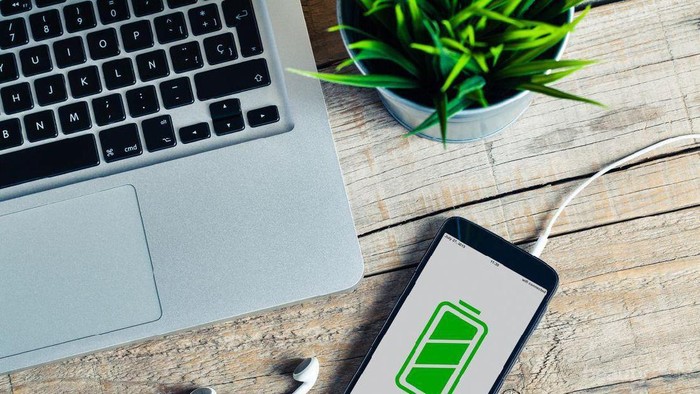 Ini 5 Kepercayaan tentang Mencharge Handphone yang Salah tapi Malah Banyak Dipercaya!