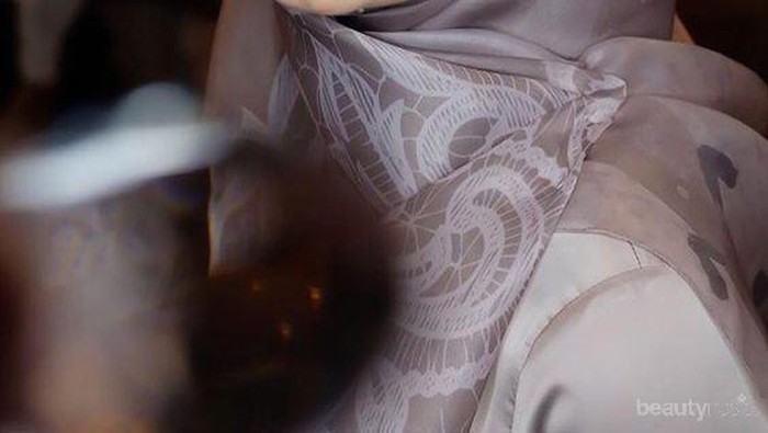 Meskipun Sederhana, Gaya Hijab Laudya Cynthia Bella Saat Acara Formal Ini Anggun Banget