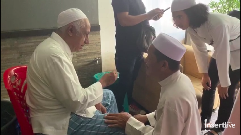 6 Potret Suasana di Rumah Duka Rama Aiphama Penyanyi legendaris Rama Aiphama meninggal dunia pada Rabu (11/3). Jenazah Rama Aiphama disemayamkan di rumah duka di Condet, Jakarta Timur.