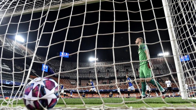 Atalanta's Josip Ilicic scores a penalty kick his side's second goal during the Champions League round of 16 second leg soccer match between Valencia and Atalanta in Valencia, Spain, Tuesday March 10, 2020. The match is being in an empty stadium because of the coronavirus outbreak. (UEFA via AP)