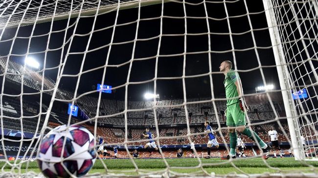 RB Leipzig vs Tottenham Hotspur Atalanta's Josip Ilicic scores a penalty kick his side's second goal during the Champions League round of 16 second leg soccer match between Valencia and Atalanta in Valencia, Spain, Tuesday March 10, 2020. The match is being in an empty stadium because of the coronavirus outbreak. (UEFA via AP)