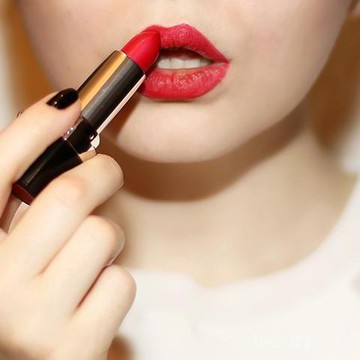 4 Langkah Mudah Ini Bisa Membuat Lipstik Glossy Menjadi Matte. Coba Yuk!