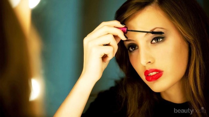 Beberapa Kesalahan Saat Menggunakan Maskara Ini Ternyata Sering Dilakukan Wanita Lho!