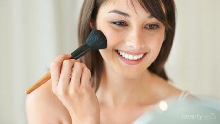 Ternyata Beberapa Hal Ini Harus Dihindari Saat Memakai Bedak Lho, Jangan Dilakukan Ya!