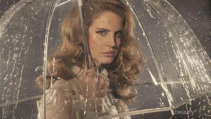 Tips Fashion Hadapi Musim Hujan ala Artis Hollywood yang Super Kece!