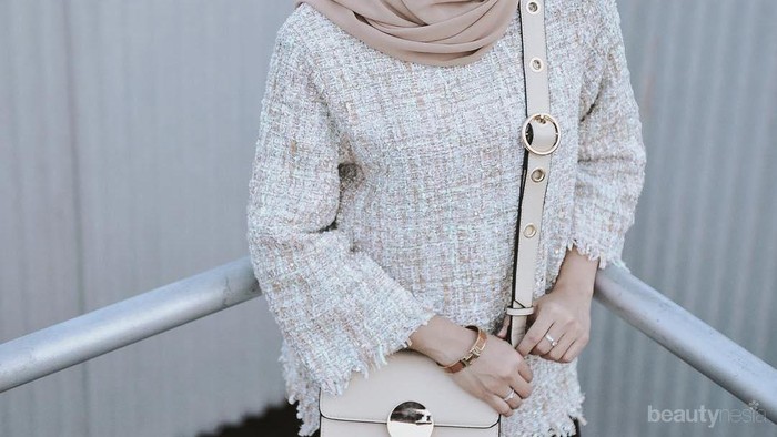 Trik yang Harus Kamu Lakukan Saat Sedang Memakai Hijab Berbahan Tipis Agar Tidak Menerawang