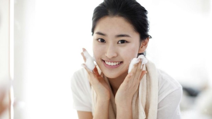 Etude House Baking Powder Pore Cleansing Foam vs Shiseido Senka Perfect Whip Cleansing Foam, Mana yang Terbaik?