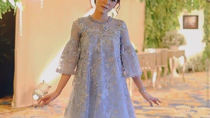 7 Inspirasi Model Kebaya Modern ala Riana Rizki, Adik Risa Sarasvati