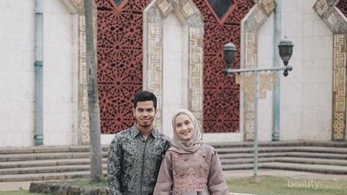 Bikin Baper yang Lain, Pakai Outfit Seperti Ini Bareng Pasangan Saat Menghadiri Kondangan