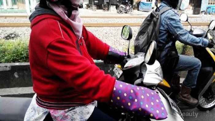 Menurut kalian aman gak pake sarung tangan motor?