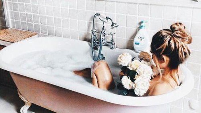 Mau Terhindar dari Masalah Kesehatan? Hindari 9 Kesalahan Ini Saat Mandi!
