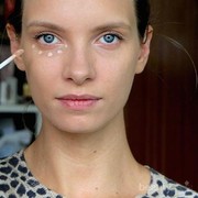 Tak Usah Khawatir, Tutupi Under Eye Cekung dengan Cara Ini!