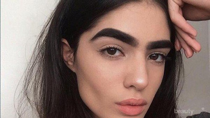 Ladies, Lebih Baik Keluar Rumah Gak Pakai Alis atau Gak Pakai Lipstick??? Bahas Di Sini Yuk! Ladies, Lebih Baik Keluar Rumah Gak Pakai Alis atau Gak Pakai Lipstick??? Bahas Di Sini Yuk!