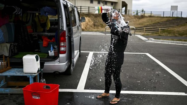 FOTO: Surfing di Pantai 'Nuklir' Fukushima
