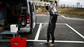 FOTO: Surfing di Pantai 'Nuklir' Fukushima Pantai Minamisoma, di utara Pembangkit Listrik Tenaga Nuklir (PLTN) Fukushima Daiichi yang rusak setelah dihantam gempa dan tsunami pada 11 Maret 2011.