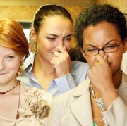 Gimana Ya Caranya Bilang Ke Temen Kalau Dia Bau Badan??