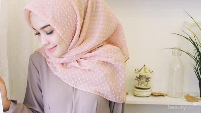 Ini Dia Padu Padan Outfit ke Kantor yang Tetap Hits dengan Hijab Organza Dot!