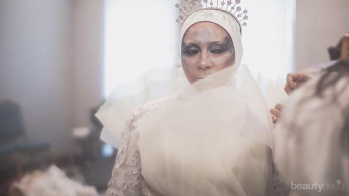 5 Makeup Unik Melly Goeslaw, Selalu Jadi Pusat Perhatian!