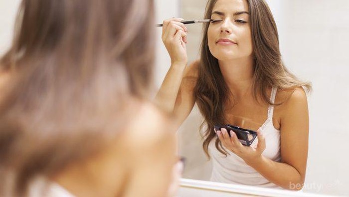 Ternyata, Ini Lho 5 Kesalahan Memakai Eyeshadow yang Sering Dilakukan Wanita!