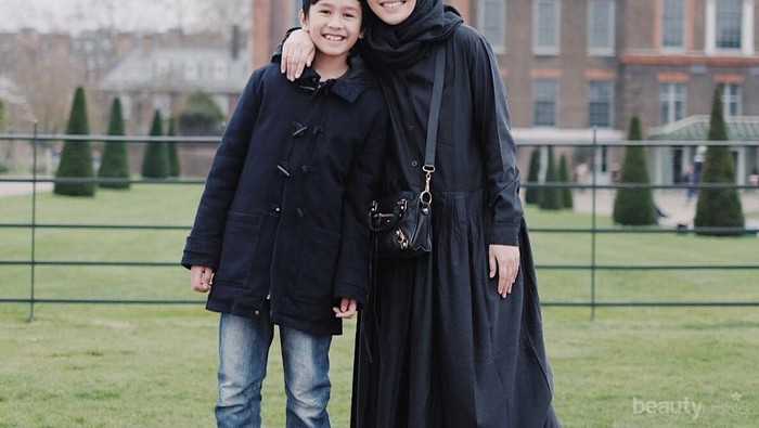 Gemasnya! Ini Gaya Fashion Selebgram Artis Hijab yang Kompak dengan Anaknya