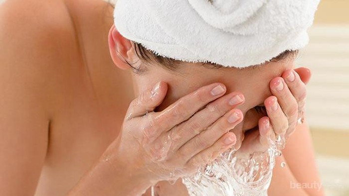 Jangan Asal-asalan, Ini Tips Memilih Pembersih Wajah yang Sesuai Jenis Kulit Kamu
