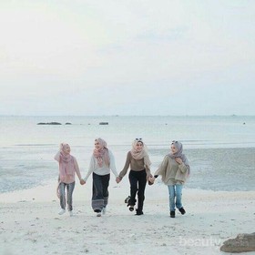 Jalan Ke Pantai Tetap Hits dengan Pilihan Outfit untuk Hijabers Berikut Ini!