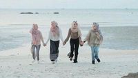 casual outfit hijab ke pantai