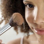 Tak Usah Bingung Memilih Antara Bedak Tabur dan Bedak Padat? Ini Lho Jawabannya Ladies!