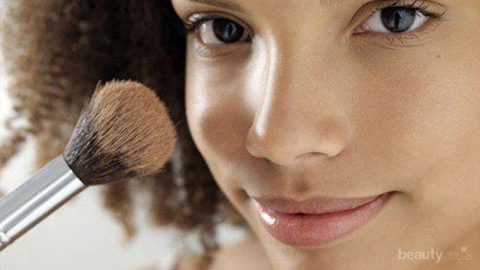 Tak Usah Bingung Memilih Antara Bedak Tabur dan Bedak Padat? Ini Lho Jawabannya Ladies!