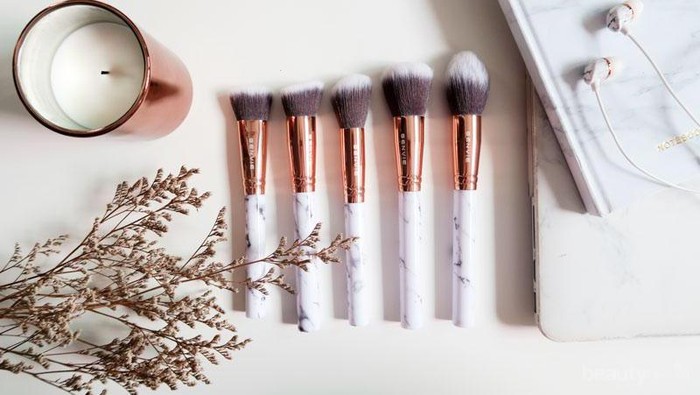 Sebelum Bepergian, Pastikan 4 Brush Ini Sudah Ada di Makeup Pouch Kamu ya!
